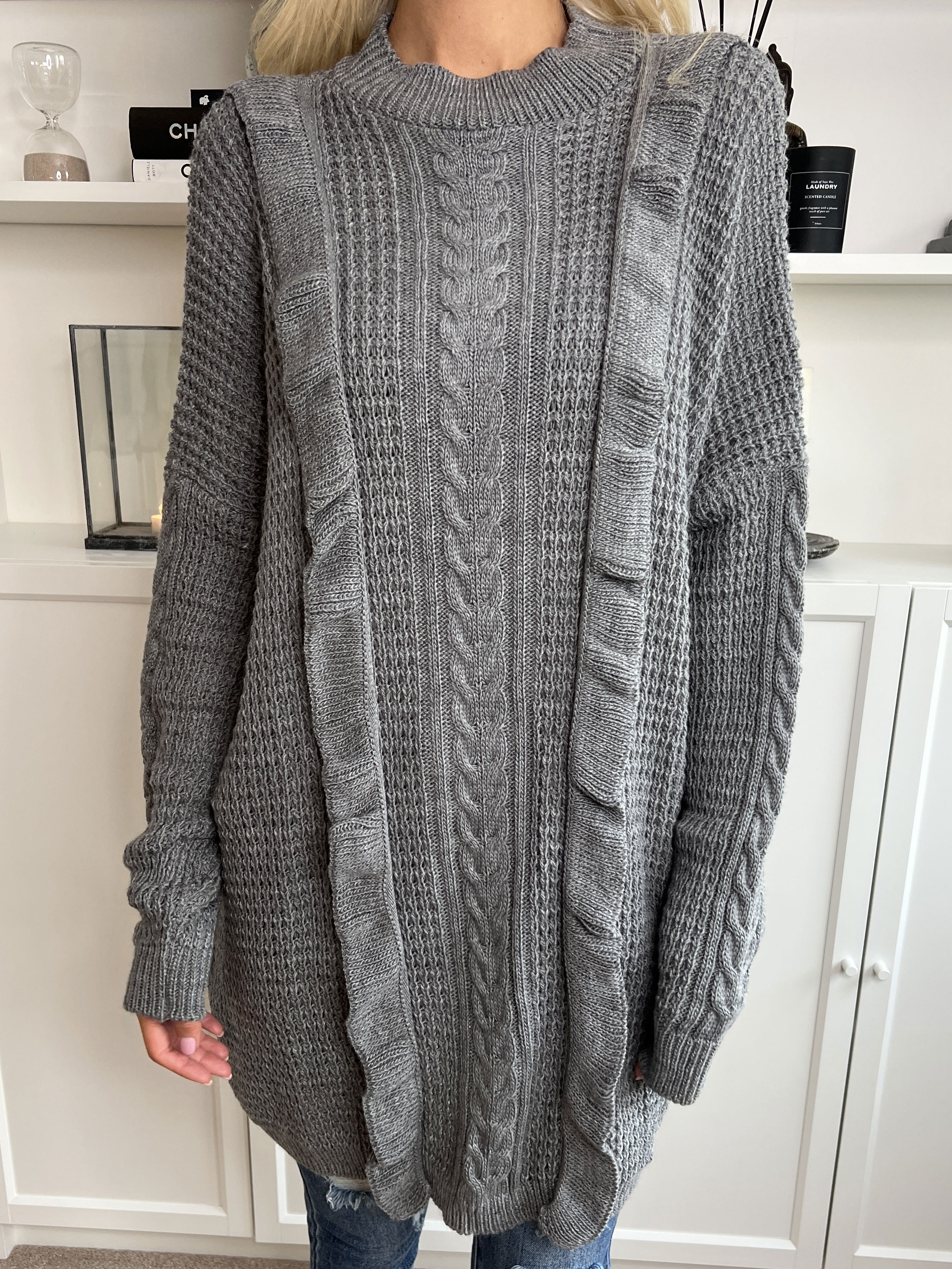 Lalisa - Söt stickad klänning med kabelstickning och volanger